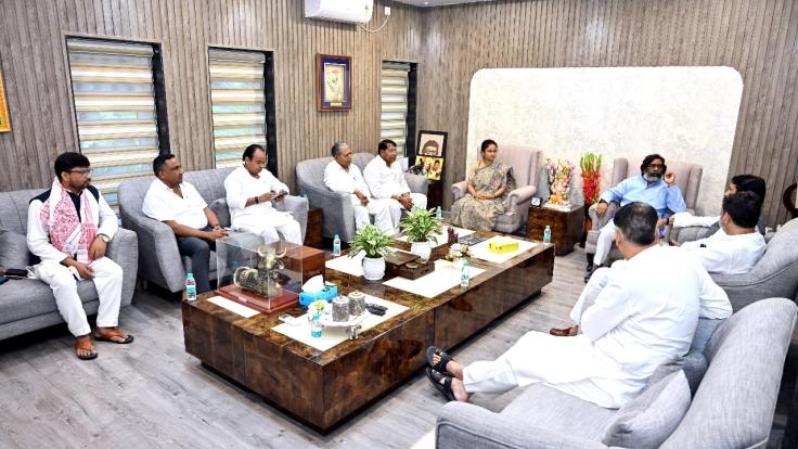 सीएम से मिले मीर, रामेश्वर और केशव